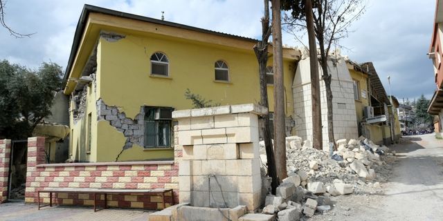 Depremlerden etkilenen Adıyaman, Malatya ve Kahramanmaraş'ta cuma namazı kılındı
