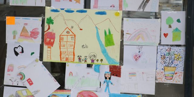 Depremzede çocuklar hayallerindeki evleri çizdi