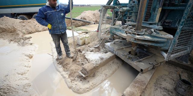 DSİ Malatya'daki kayısı bahçelerinin susuz kalmaması için sondaj kuyuları açıyor
