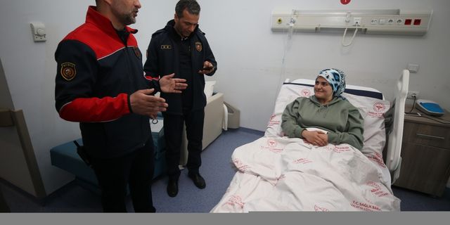 Enkazdan kurtardıkları depremzede kadını hastanede ziyaret ettiler