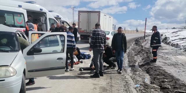 Erzincan'da trafik kazasında depremzede aileden 1 kişi öldü, 5 kişi yaralandı