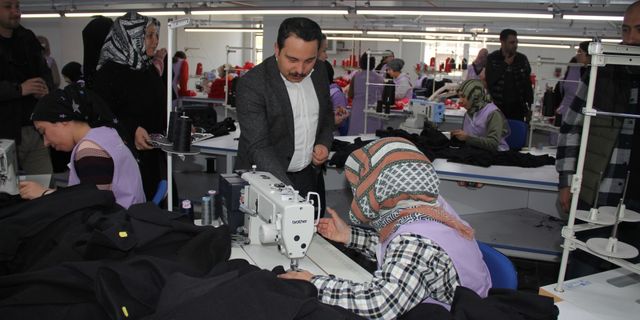 Muradiye Kaymakamı Melih Aydoğan, tekstil fabrikasında çalışan kadınları ziyaret etti