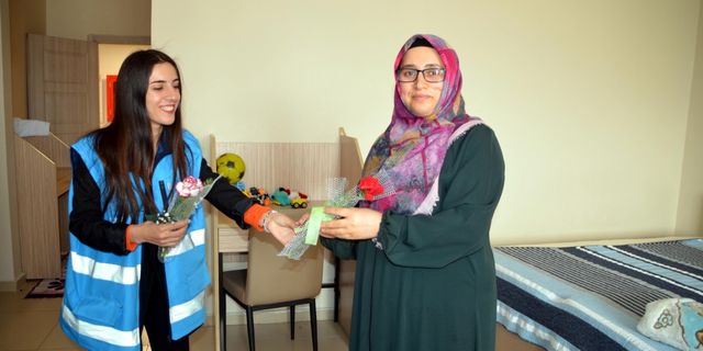 Muş'ta depremden etkilenen kadınlara karanfil dağıtıldı