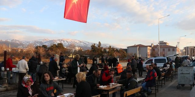 "Onbeşliler", depremzede kardeşleri için seferber oldu