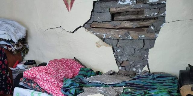 Erzincan'da dağdan kopan kaya parçaları köydeki bir eve zarar verdi