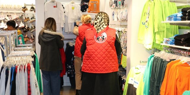 Erzincan'da gönüllü gençler kıyafetlerle depremzede çocukların yüzünü güldürüyor
