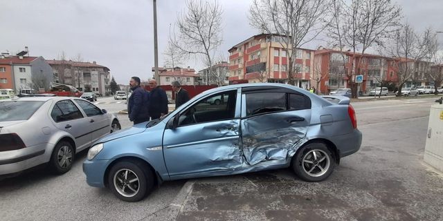 3 araç kaza yaptı; 1 yaralı