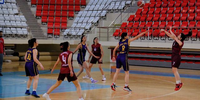 Basketbol müsabakalarında ter döktüler