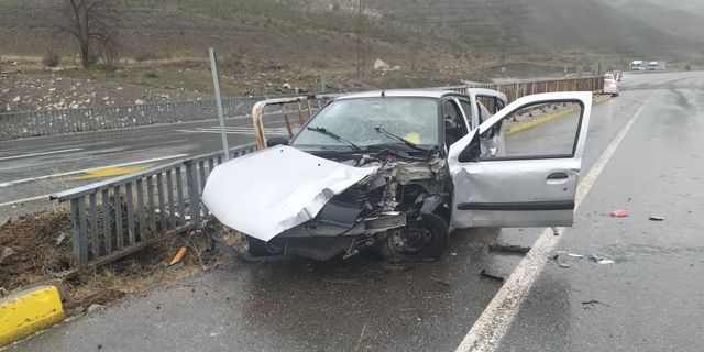 Erzincan'da bariyerlere çarpan otomobilde 1 kişi öldü, 3 kişi yaralandı