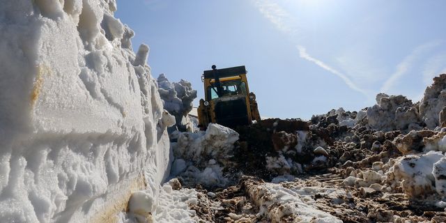Mayıs ayında Zigana'da dört metreyi bulan karla mücadele