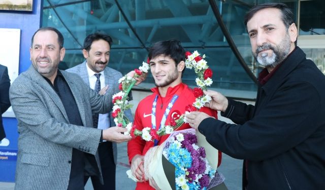 Dünya üçüncüsü güreşçi Ormanoğlu, Erzincan'a döndü