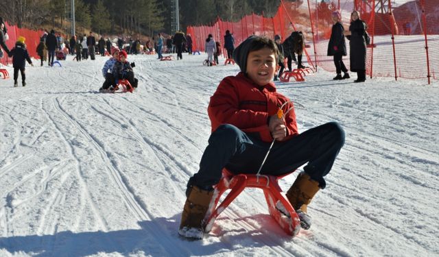 Aileler "karne hediyesi" olarak çocuklarını Palandöken'e kayak tatiline getirdi