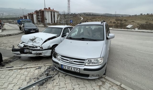 Elazığ'da iki otomobilin çarpıştığı kazada 2 kişi yaralandı