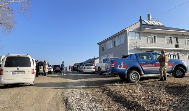 GÜNCELLEME - Ağrı'da bir evin önünde silahla vurulmuş 3 kişinin cesedi bulundu