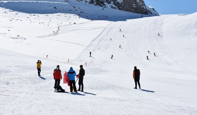 Hakkari'deki 2 bin 800 rakımlı kayak merkezinin birinci etabı sezonu açtı