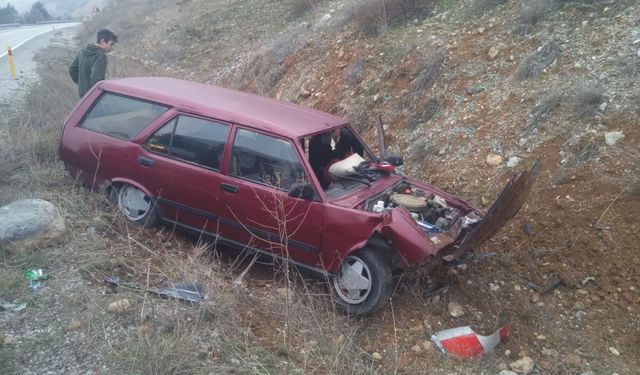 Malatya'da yoldan çıkan otomobildeki 2 kişi yarandı