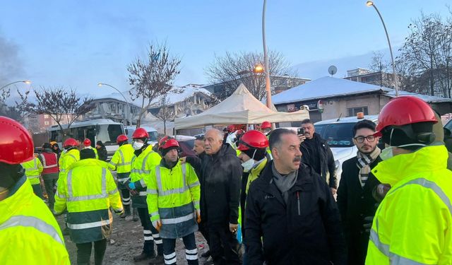 AKP Erzincan İl Başkanlığı deprem çalışmalarını yerinde inceledi