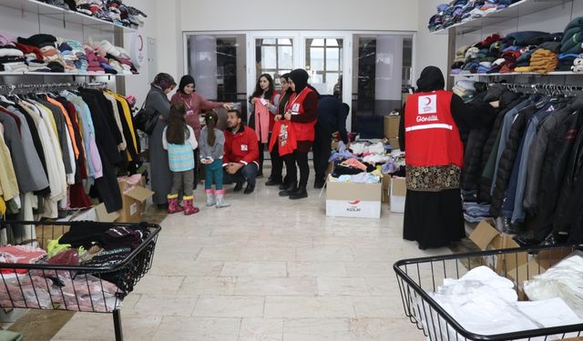Ağrı'da Kızılay Butik Mağazası kapılarını depremzedelere açtı
