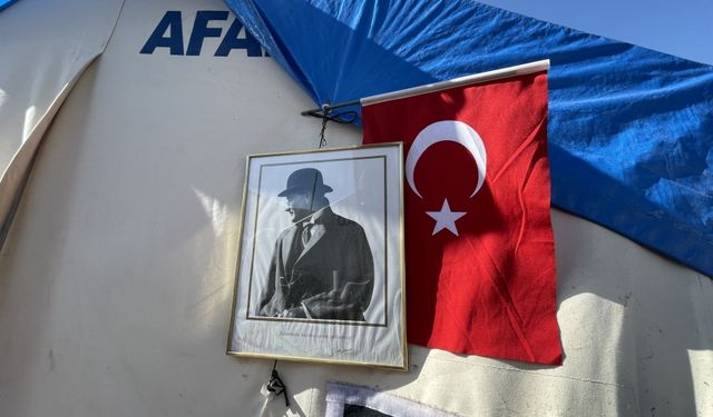 Depremde evlerinin tamamı yıkılan mahallelinin Mehmetçikten isteği Türk bayrağı oldu