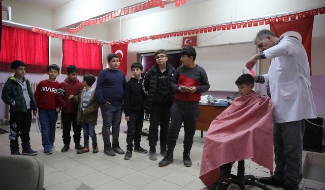 Elazığ'da gönüllü berber ve kuaförler depremzedelerin saç bakımını yapıyor