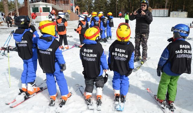 Kars'ta çocuk kayakçılar "siyah deprem yelekleriyle" antrenmanlara başladı