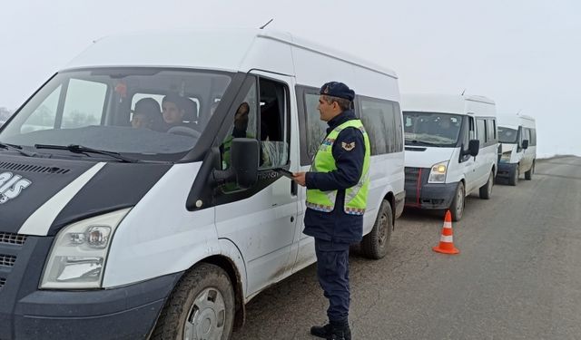 Muş'ta jandarma ekipleri öğrenci servis araçlarını denetledi