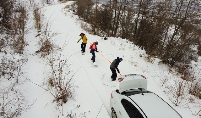 Munzur'da araçlarına bağladıkları halatla snowboard yaptılar