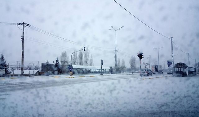 Erzurum ve Erzincan'da ulaşım, kar nedeniyle güçlükle sağlanıyor