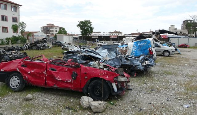 Depremde 200 milyon TL değerindeki 245 araç hurdaya döndü