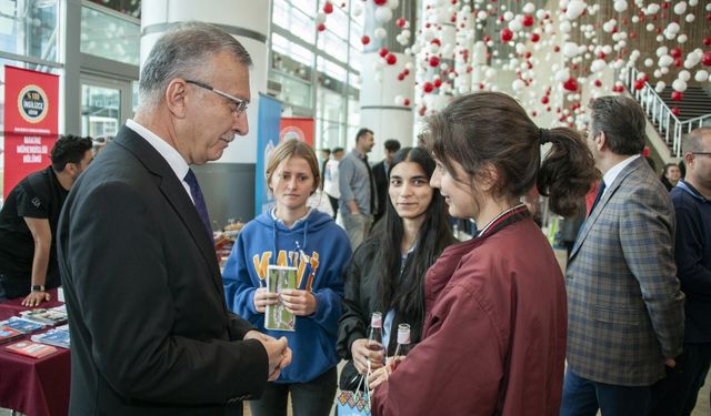 EBYÜ’lü akademisyenler üniversite adayı gençlerle buluştu