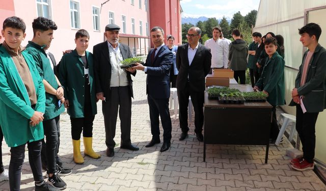 Erzincan'da öğrencilerin uygulama derslerinde ürettiği fideler satışa sunuldu