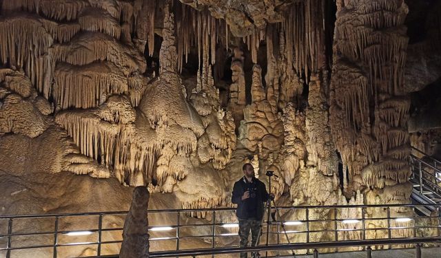 1 santim dikit ve sarkıtı 12 yılda oluşan; Karaca Mağarası