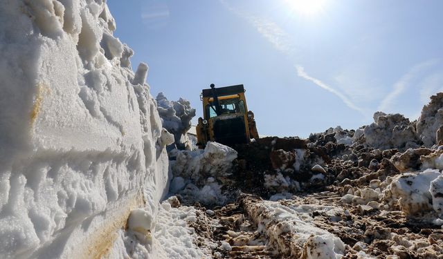 Mayıs ayında Zigana'da dört metreyi bulan karla mücadele