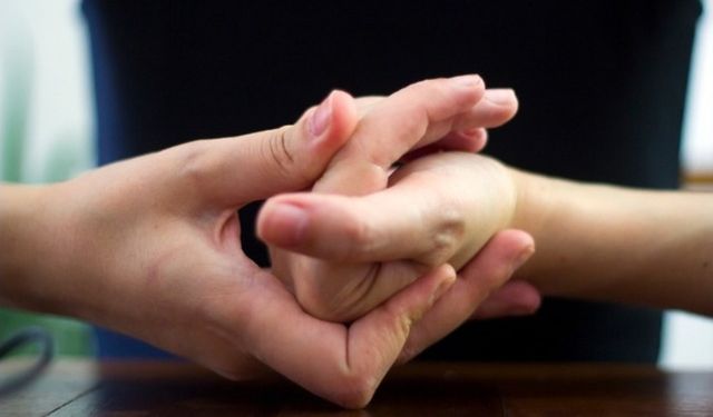 Parmak çıtlatmak zararlı mı? Neden parmak çıtlatıyoruz?