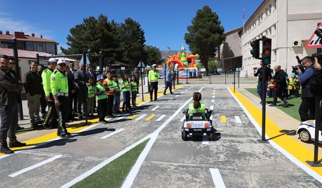 Öğrenci ve velilere trafik ve ilkyardım eğitimi verildi