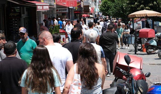 Erzincan’da Bayram Alışverişi Yoğunluğu Yaşanıyor