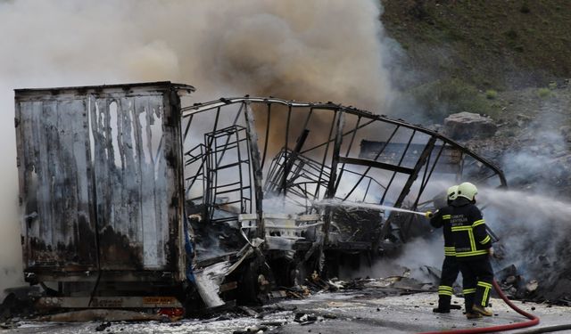 Erzincan'da iki tırın çarpışması sonucu çıkan yangında sürücüler öldü