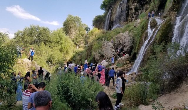 Girlevik Şelalesinde tatilci yoğunluğu yaşanıyor