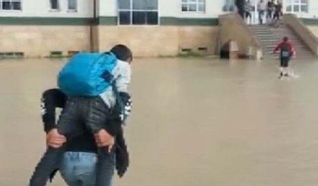 Okulu su bastı, öğrenciler korunmak için birbirlerini sırtladı