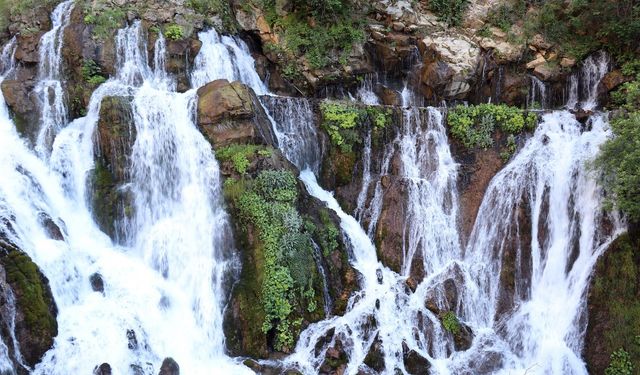 Sıcaktan kaçan soluğu Tomara Şelalesinde alıyor