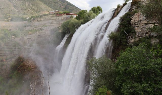 Tortum Şelalesini hiç böyle görmediniz!