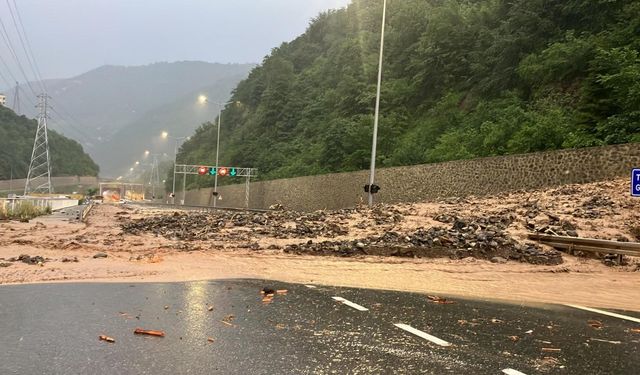 Trabzon Gümüşhane karayolunda heyelan!