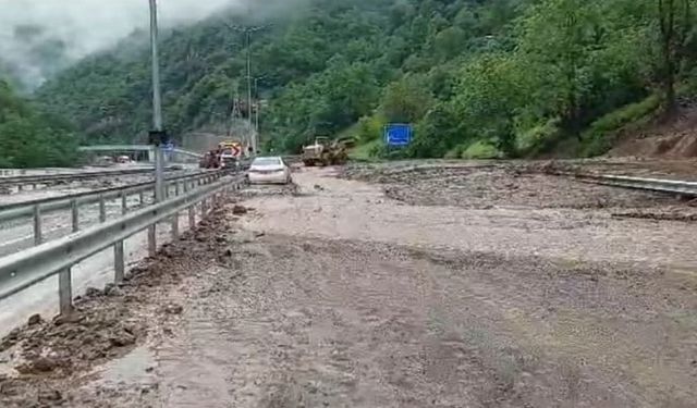 Dikkat! Trabzon yolu sel nedeniyle ulaşıma kapandı