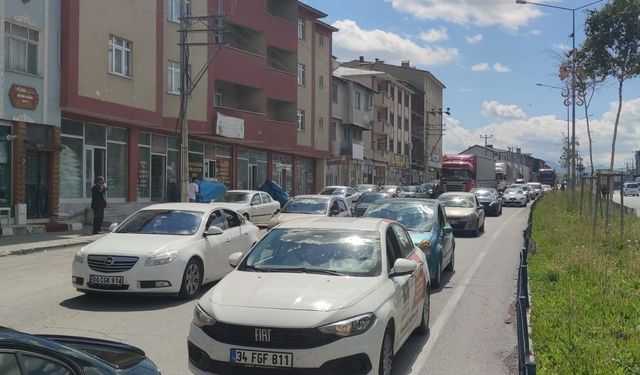 Bayram öncesi Erzurum - Erzincan karayolunda trafik yoğunluğu başladı