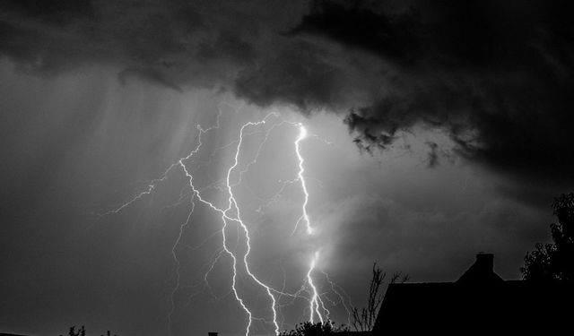 Meteorolojiden sarı kodlu uyarı! Erzincan ve çevresinde gök gürültülü sağanak yağış ve şiddetli rüzgar etkili olacak!