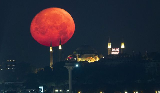 Gökyüzünde dolunay şöleni