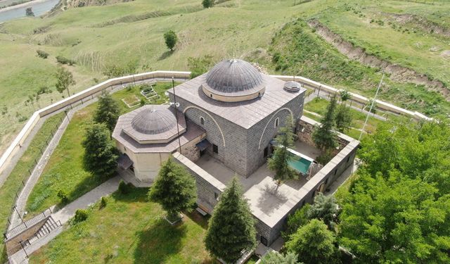 523 yıllık camii ve türbe... Yıllara meydan okuyor