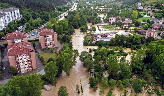 Karadeniz kıyılarından sel haberleri gelmeye başladı, tehlike devam ediyor