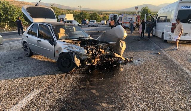 Otomobiller kafa kafaya çarpıştı; 1 ölü 5 yaralı