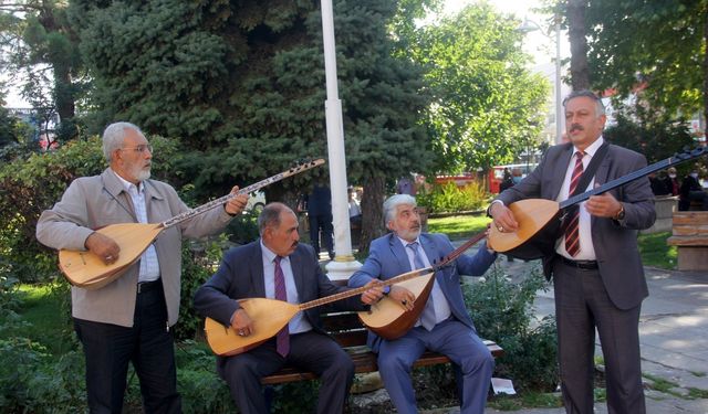 Ozanlar açık havada halka konser verdi